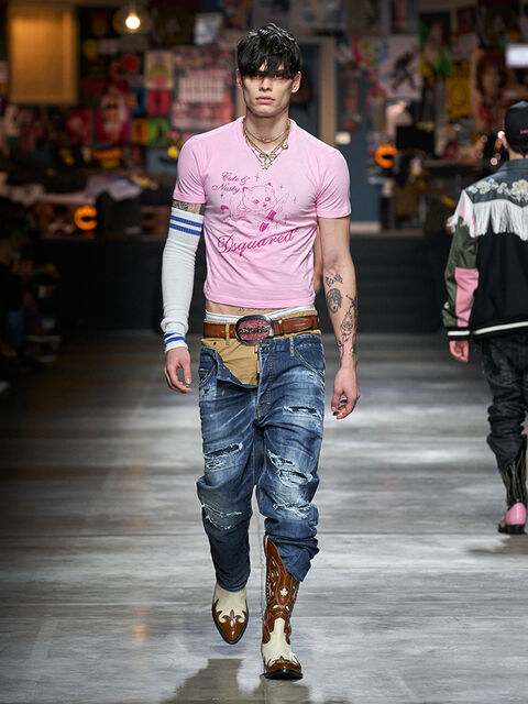 Man whit a t-shirt rose and a denim dsquared washed