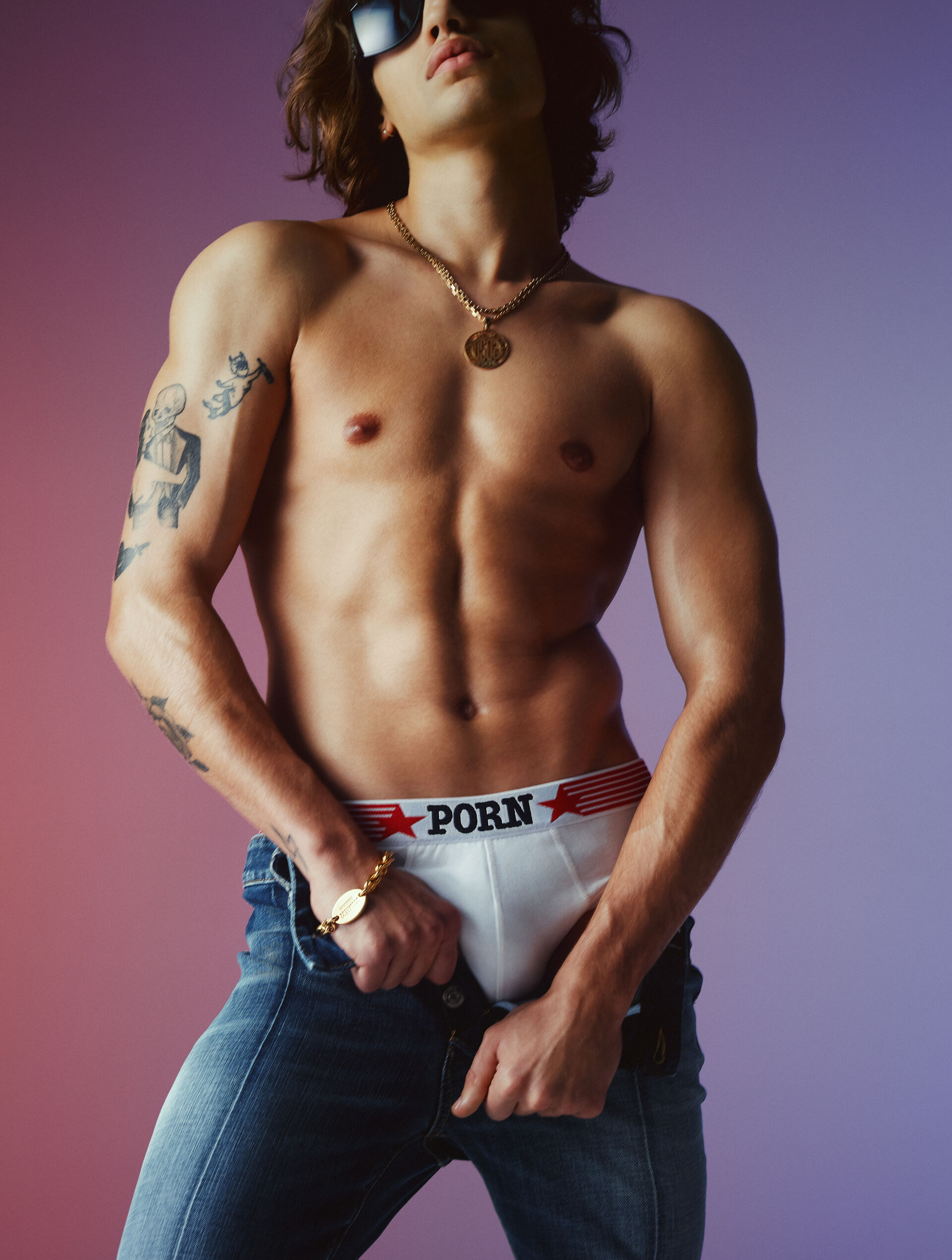 Picture of a men wearing a jeans with an underwear