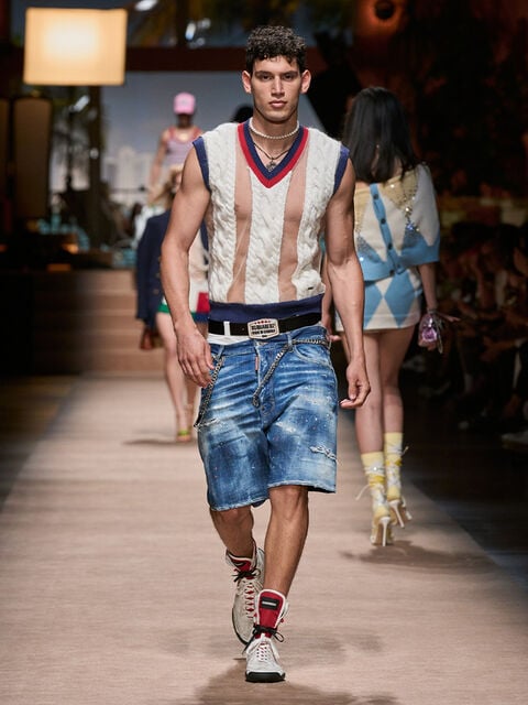 Man whit a t-shirt rose and a denim dsquared washed